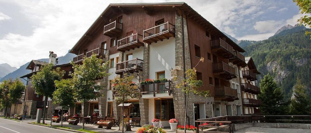 Residence Le Grand Chalet Courmayeur Bagian luar foto