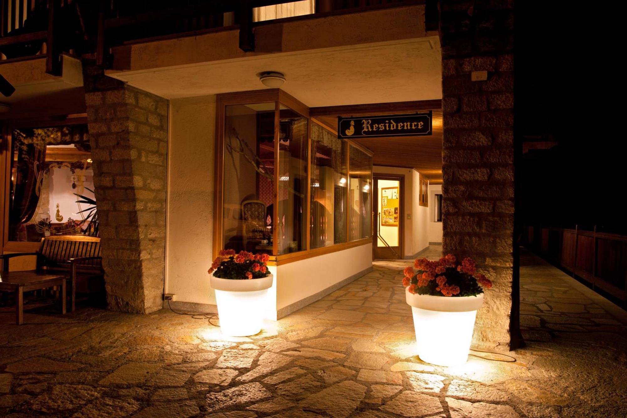 Residence Le Grand Chalet Courmayeur Bagian luar foto