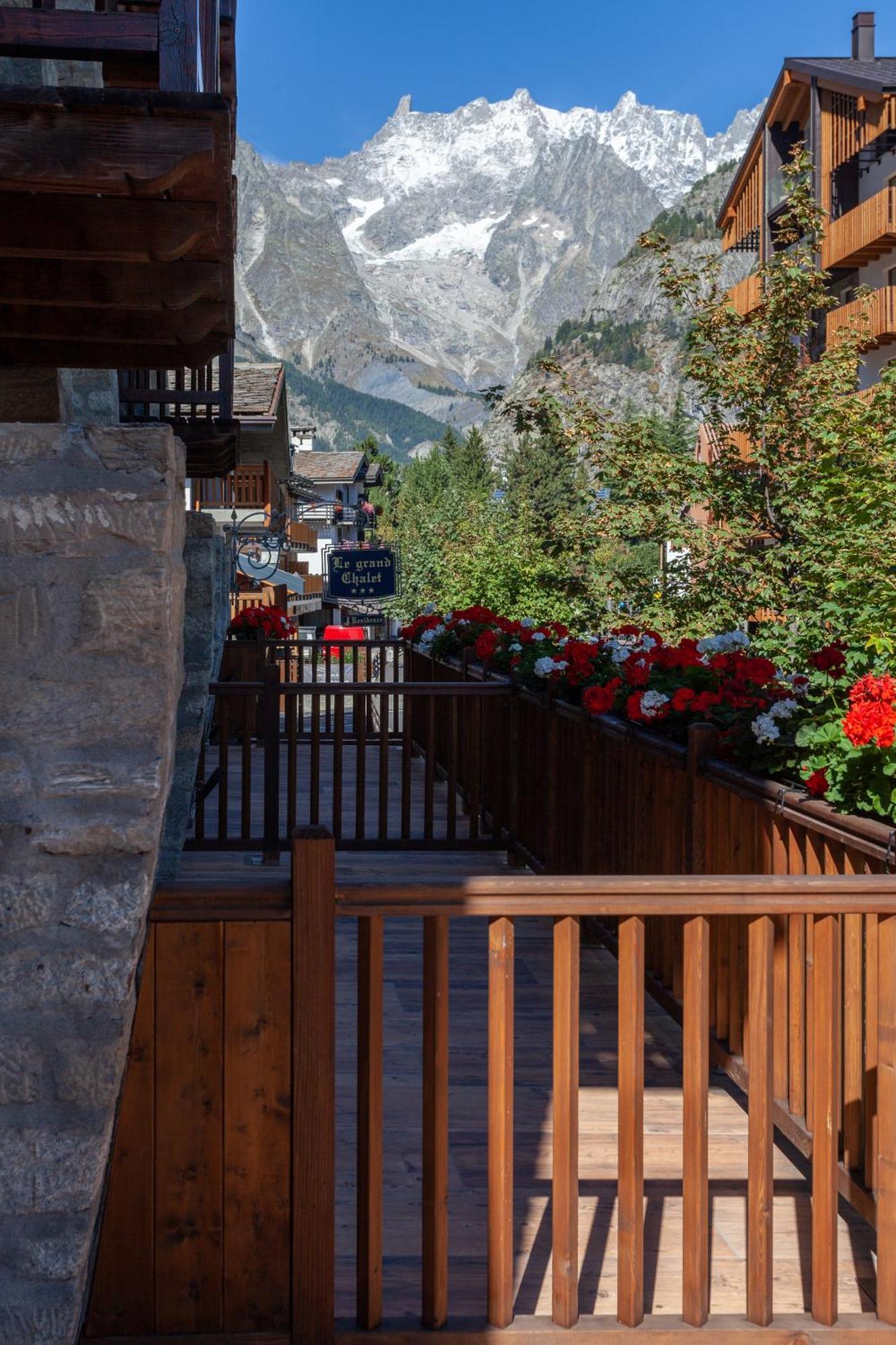 Residence Le Grand Chalet Courmayeur Bagian luar foto